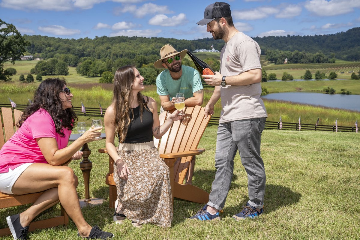 trumpcidery's tweet image. Fourth of July weekend wouldn't be complete without live music! 🎵
Join us today, July 5th, from 1-4pm for refreshing ice-cold ciders, lawn games, and a delicious meal from our seasonal menu. 

#TrumpCidery #July4th  #Cornhole #CvilleLocal #CvilleEats #Charlottesville