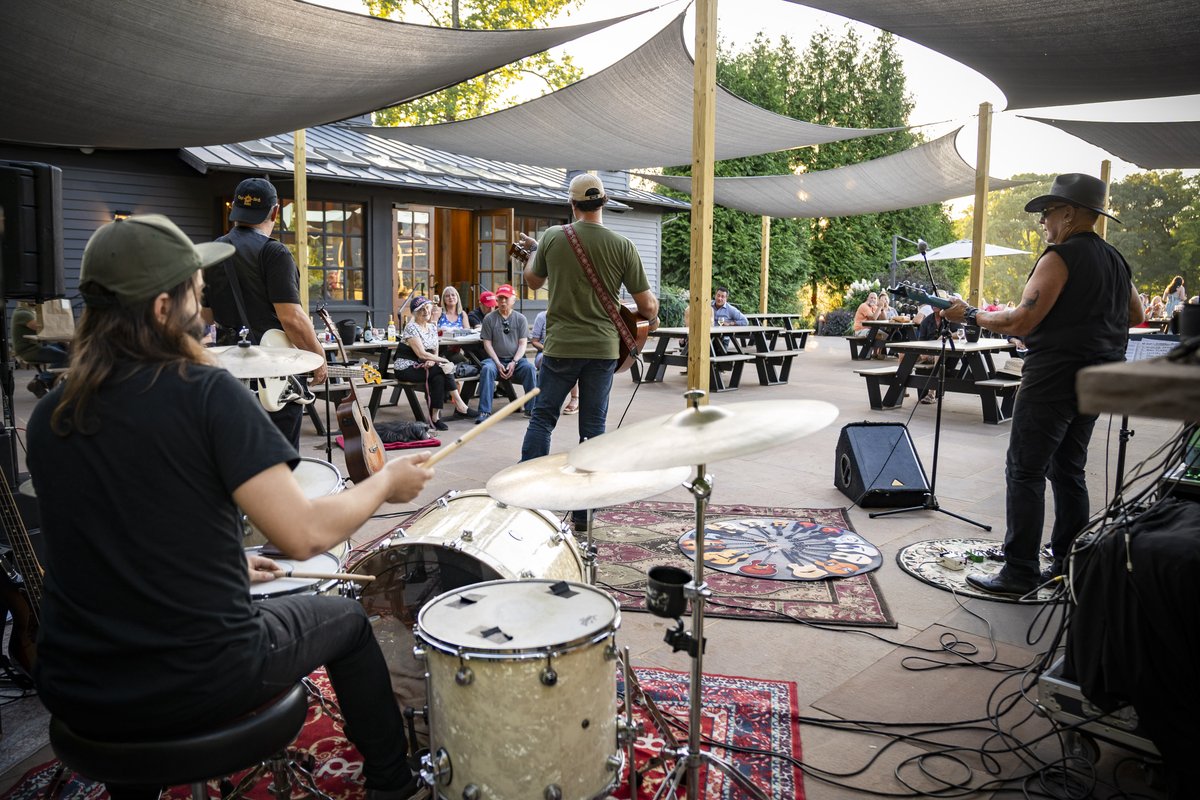 trumpcidery's tweet image. Fourth of July weekend wouldn't be complete without live music! 🎵
Join us today, July 5th, from 1-4pm for refreshing ice-cold ciders, lawn games, and a delicious meal from our seasonal menu. 

#TrumpCidery #July4th  #Cornhole #CvilleLocal #CvilleEats #Charlottesville