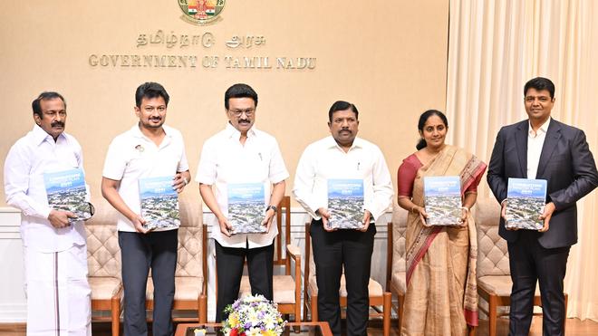#TamilNadu CM #MKStalin released the #Coimbatore Master Plan 2041 with Local planning area (LPA) spread over 1,532 Sq Km

 💢Key Highlights💢

1. 147 Km Metro rail connectivity
2. Proposed ₹56,000 Cr investment 
3. Enhanced Manufacturing and IT Hubs

dtnext.in/news/tamilnadu…