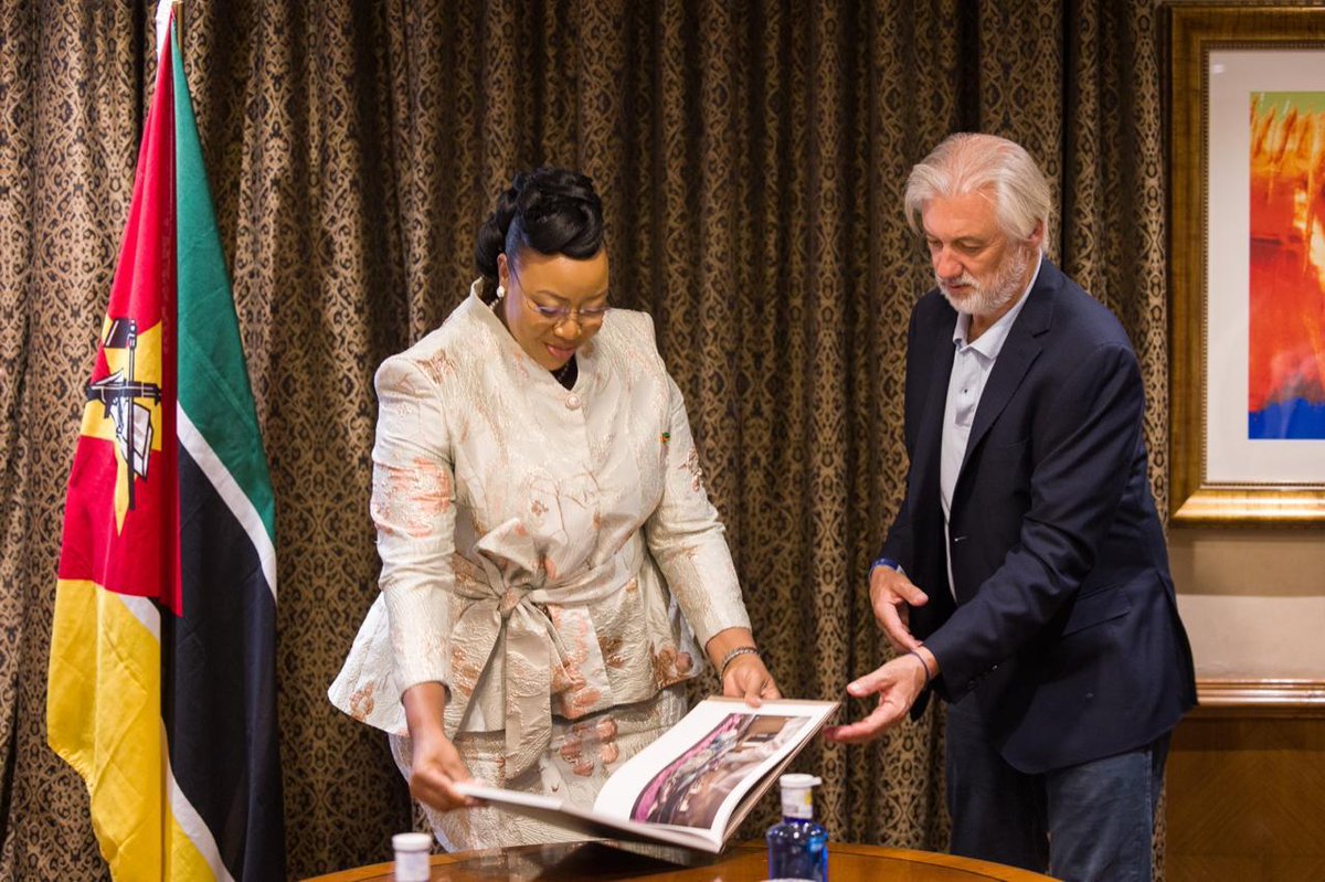 Durante la estancia en 🇪🇦 de la Primera Dama 🇲🇿 S.E. Gueta S. Chapo, firmamos un MOU <a href="/AfricaDirecto/">Africa Directo</a> <a href="/beyond_suncare/">Beyond Suncare</a> y el Gabinete de la 1a Dama de apoyo a las personas con albinismo en Mozambique teniendo siempre presente la generosísima ayuda que nos presta <a href="/ISDIN/">ISDIN</a> y Mozalbinismo