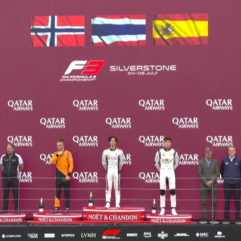 🇹🇭🇹🇭🇹🇭 ธงชาติไทยบนโพเดี้ยม ณ Silverstone โดย “เติ้น” ทัศนพล อินทรภูวศักดิ์ นักขับดาวรุ่งชาวไทยกับการคว้าชัยชนะ FIA Formula 3 รายการ #BritishGP ได้สำเร็จ !!

ภาพ : FIA Formula 3