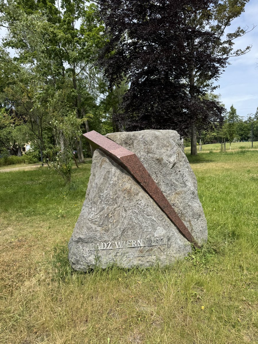 Poruszający pomniczek  wzniesiony na cześć najlepszego polskiego wiersza. Dla tych, którzy jeszcze pamiętają:
Idź dokąd poszli tamci do ciemnego kresu
po złote runo nicości twoją ostatnią nagrodę
idź wyprostowany wśród tych co na kolanach
wśród odwróconych plecami…