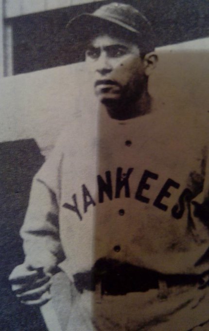 TERCER BIGLEAGUER CRIOLLO
5 de julio de 1946: Carlos Ascanio, único venezolano que jugó en las Ligas Negras de los Estados Unidos, abandonó al equipo Black Yankees de Nueva York y retornó a Venezuela para jugar por la nada despreciable suma 400$ mensuales. (Hilo)
