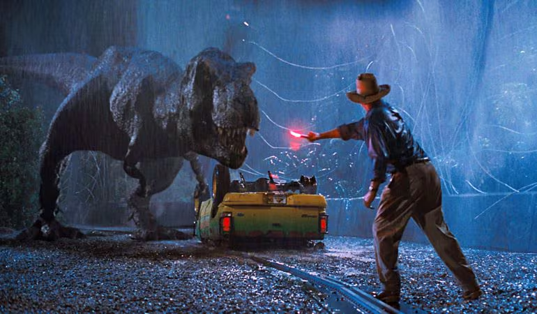 Roybattyforever's tweet photo. El cine de dinosaurios existe casi desde que existe el cine. Esos monstruos gigantescos son apasionantes e hipnóticos en pantalla.

Con motivo del estreno de "Jurassic World: rebirth" os traigo  un hilo con las 25 mejores películas de dinos.

Bienvenidos al Parque Jurásico.
👇👇 https://t.co/Wm7wh2qs40