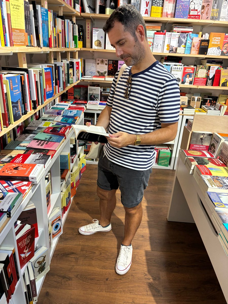 En una escapada breve a Madrid he aprovechado para visitar las Florecillas en la bonita librería la Anónima ... 🥀🌈📚☺️