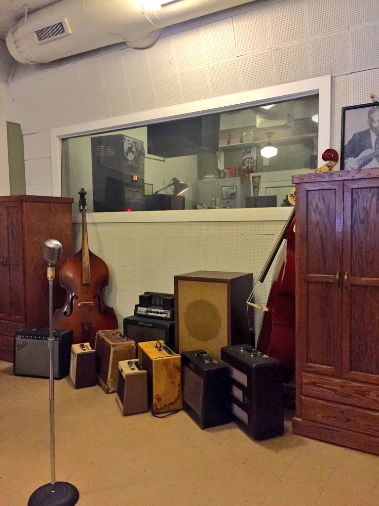 carlosgvizcaino's tweet image. #OTD July, 5 in 1954: @ElvisPresley records 'That's All Right' w/ #ScottyMoore &amp;amp; #BillBlack. 
It would be #Elvis' first release on @sunrecords.