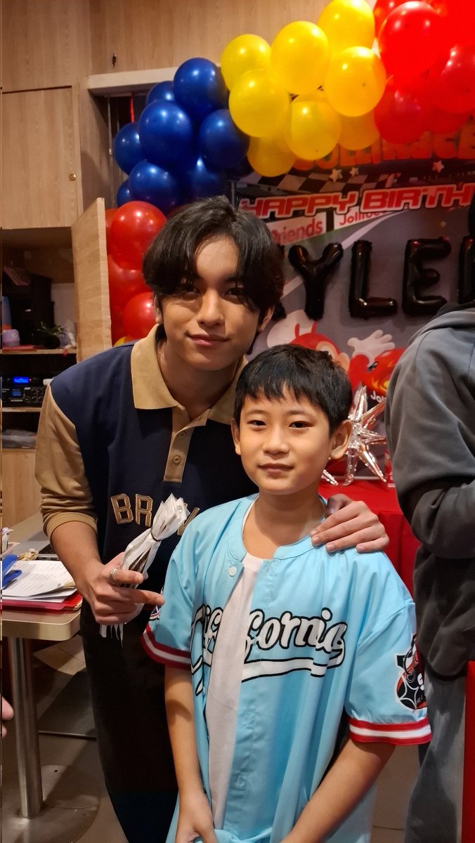 serenlee0417's tweet photo. Couldn't ask for a cuter reunion of these two baby bunnies!.🐰🐇🥰

BIDA ANG SAYA WITH KYLER

#23rdKYLERificDAY
#GwapitTWOgetherForKyler
#HORI7ON #호라이즌 
#HORI7ON_MARCUS #MARCUS
@HORI7ONofficial https://t.co/ODLY40SjLU
