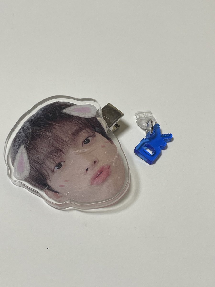 꺄아😍 로겸언니 이벵 당첨으로 받은 도겸이 머리핀과 충전단자 보호캡! 세상에 너무 귀엽잖아요!!! 같이 준 비공굿들도 다 좋아하는 도겸이 모습이라 기쁨이 배가 되...♥
역시 겸프여서 행복하다
고마워! 간식도 잘 먹을게용🤍