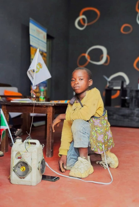 MagazineJimbere's tweet photo. 🥳🔵 2ème de la classe! Voilà le palmarès d'Isaïe, l'#enfant en situation de rue qui montait un transmetteur radio à l'aide des déchets électroniques et dont l'entrée au primaire avait été rendu possible par la mobilisation des lecteurs du @MagazineJimbere

😟 Errant les rues de #Bujumbura faute de moyens pour être en classe, Isaïe Nzamurambaho, 14 ans maintenant, a obtenu une moyenne de 94,83% et une 2ème place à la clé sur 102 élèves de sa classe, lors de la proclamation de fin d'année scolaire à l'Ecofo de l'EPEBU Mirango, en zone #Kamenge

💬 "Mes gratitudes vont à tous ce qui m'ont permis de passer cette année scolaire", a-t-il fait savoir avec un timide sourire

#Youth #Education #Knowledge #Burundi