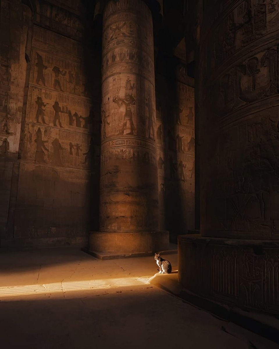 Богиня Бастет охраняет покой фараонов, Египет, наши дни.