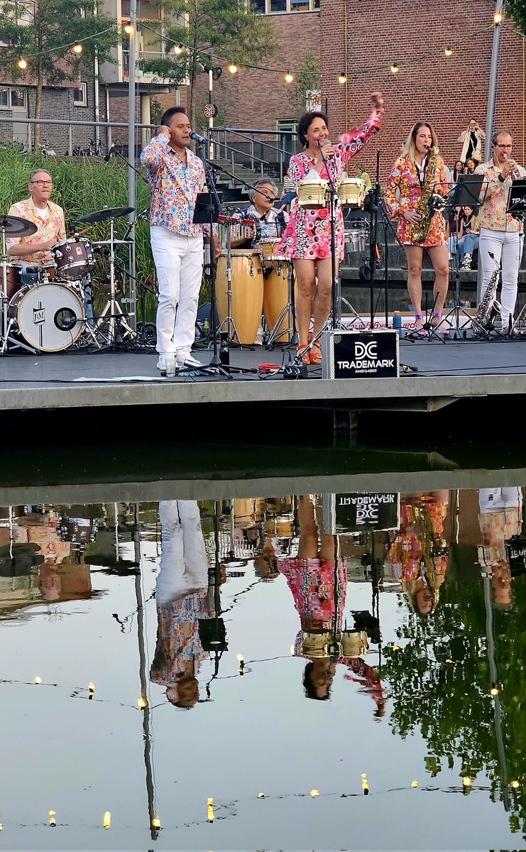 dino15009691's tweet photo. #Vijverconcert #roombeek gezellig, leuk en goede muziek van #dctrademark https://t.co/5fh5ECPy9y
