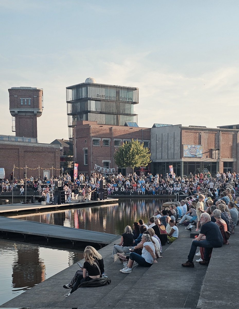 dino15009691's tweet photo. #Vijverconcert #roombeek gezellig, leuk en goede muziek van #dctrademark https://t.co/5fh5ECPy9y