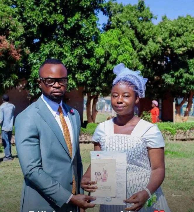 pascal_mulegwa's tweet photo. #RDC🇨🇩/LUBUMBASHI : D’après sources locales, le couple qui a été renvoyé par le bourgmestre adjoint de Rwashi pour avoir refusé de s’embrasser aurait fini par s'embrasser après plusieurs heures de discussions en famille. L’officier de l’État civil aurait officialisé leur union. https://t.co/mFLJG0HVnT