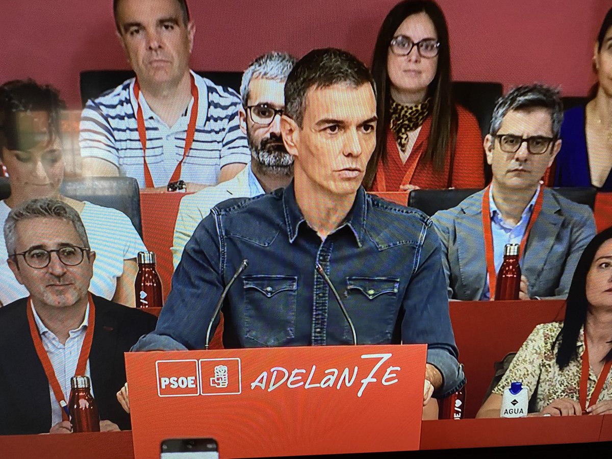 neuscaballer's tweet photo. #comitefederalpsoe
“Si alguien tenia dudas: vamos a seguir adelante! Y vamos a derrotar la corrupción tanto dentro como fuera de nuestra organización”, asevera @sanchezcastejon https://t.co/yIstgHQFuI