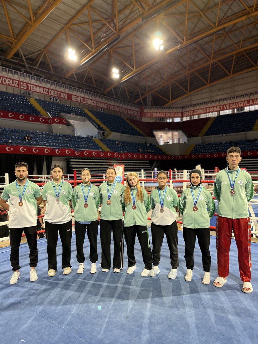 Selcuklubelspor's tweet photo. 🥊 KİCK BOKS TAKIMIMIZ TÜRKİYE ŞAMPİYONASINA DAMGA VURDU!🇹🇷

Selçuklu Belediyespor Kick Boks Takımımız, İzmir’de düzenlenen ve 6000’e yakın sporcunun katıldığı Türkiye Kick Boks Şampiyonası’nda 2 altın, 3 gümüş ve 3 bronz madalya kazanarak önemli bir başarıya imza attı.

🏆 8 madalya ile tamamladığımız organizasyon sonucunda 3 sporcumuz milli takıma davet edildi.

🥊 Büyükler Kategorisi
🥇 Çetin Karapınar – 71 kg
Türkiye Şampiyonu ✅ Milli Takım 🇹🇷

🥊 Gençler Kategorisi
🥇 Kübra İnceli – 65 kg
Türkiye Şampiyonu ✅ Milli Takım 🇹🇷

🥉 Reyyan Kubilay – 56 kg
Türkiye üçüncüsü ✅ Milli Takım

🥈 Mina Köroğlu – 70 kg 
🥈 Ecrin Boz – 65 kg
🥈 Mertcan Akarsu – 86 kg 
🥉 Buse Lüleci – 52 kg 
🥉 Saliha Köroğlu – 52 kg

📌 Milli Takım forması ile ülkemizi temsil edecek olan sporcularımız;

🇹🇷 Çetin Karapınar 
Büyükler Dünya Şampiyonası
(🇦🇪 Abu Dhabi / 21-30 Kasım)

🇹🇷Kübra İnceli ve Reyyan Kubilay
Gençler Avrupa Şampiyonası
(🇮🇹 İtalya / 12-21 Eylül)

👏 Sporcularımızı ve antrenörlerimizi tebrik ediyor, milli forma altında başarılar diliyoruz!