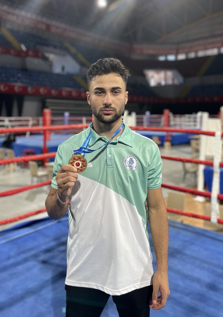 Selcuklubelspor's tweet photo. 🥊 KİCK BOKS TAKIMIMIZ TÜRKİYE ŞAMPİYONASINA DAMGA VURDU!🇹🇷

Selçuklu Belediyespor Kick Boks Takımımız, İzmir’de düzenlenen ve 6000’e yakın sporcunun katıldığı Türkiye Kick Boks Şampiyonası’nda 2 altın, 3 gümüş ve 3 bronz madalya kazanarak önemli bir başarıya imza attı.

🏆 8 madalya ile tamamladığımız organizasyon sonucunda 3 sporcumuz milli takıma davet edildi.

🥊 Büyükler Kategorisi
🥇 Çetin Karapınar – 71 kg
Türkiye Şampiyonu ✅ Milli Takım 🇹🇷

🥊 Gençler Kategorisi
🥇 Kübra İnceli – 65 kg
Türkiye Şampiyonu ✅ Milli Takım 🇹🇷

🥉 Reyyan Kubilay – 56 kg
Türkiye üçüncüsü ✅ Milli Takım

🥈 Mina Köroğlu – 70 kg 
🥈 Ecrin Boz – 65 kg
🥈 Mertcan Akarsu – 86 kg 
🥉 Buse Lüleci – 52 kg 
🥉 Saliha Köroğlu – 52 kg

📌 Milli Takım forması ile ülkemizi temsil edecek olan sporcularımız;

🇹🇷 Çetin Karapınar 
Büyükler Dünya Şampiyonası
(🇦🇪 Abu Dhabi / 21-30 Kasım)

🇹🇷Kübra İnceli ve Reyyan Kubilay
Gençler Avrupa Şampiyonası
(🇮🇹 İtalya / 12-21 Eylül)

👏 Sporcularımızı ve antrenörlerimizi tebrik ediyor, milli forma altında başarılar diliyoruz!