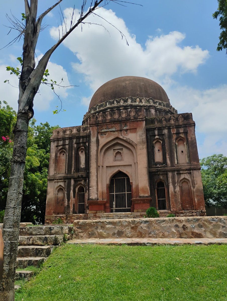 delhi_nomad's tweet photo. Kalekhan Tomb, just beside the bustling South-ex Market  sits peacefully with all its elegance though dilapidated and neglected. The 15th century Tomb is considered one of the earliest tomb of Lodi-era monuments. #Delhi #architecture #Monsoon #History https://t.co/OedmCEFzkK