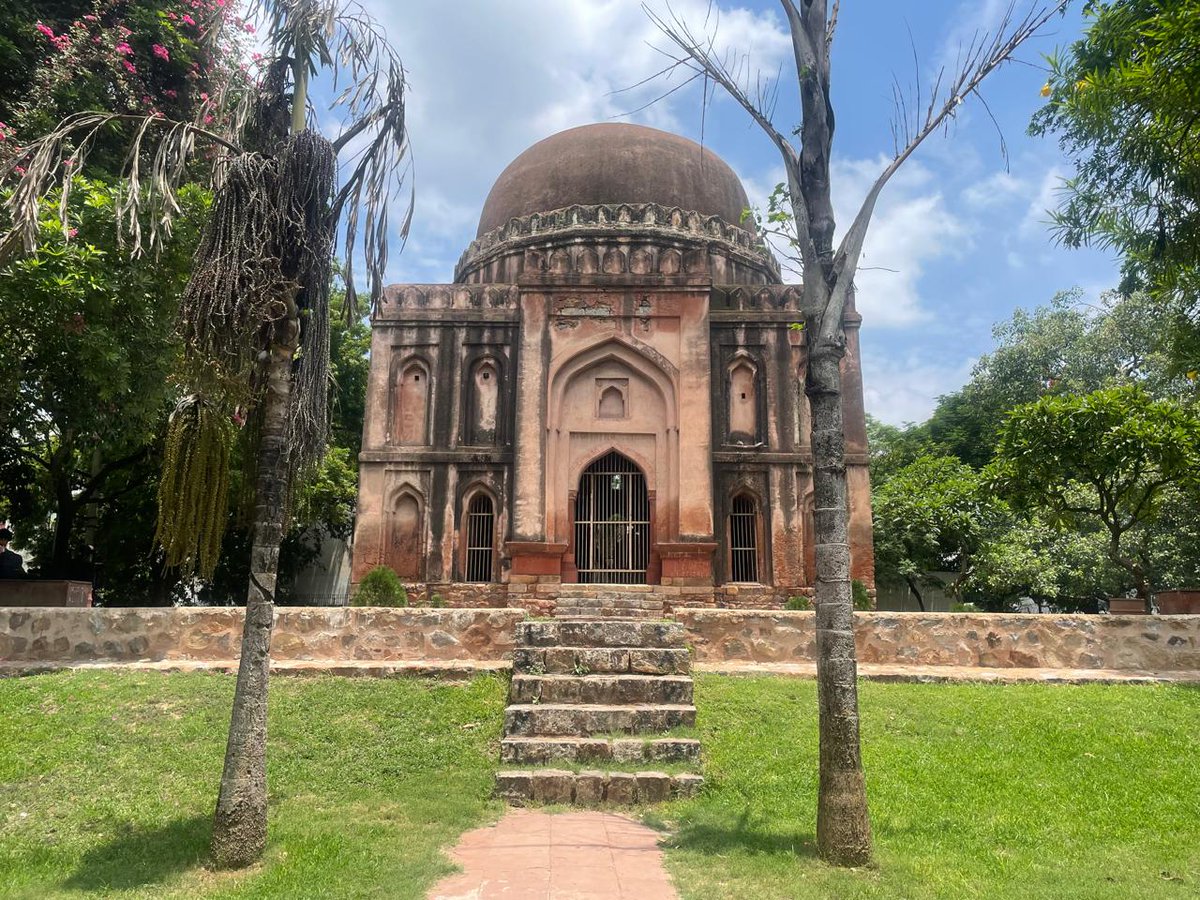 delhi_nomad's tweet photo. Kalekhan Tomb, just beside the bustling South-ex Market  sits peacefully with all its elegance though dilapidated and neglected. The 15th century Tomb is considered one of the earliest tomb of Lodi-era monuments. #Delhi #architecture #Monsoon #History https://t.co/OedmCEFzkK