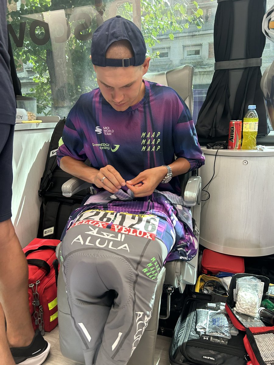 GreenEDGEteam's tweet photo. 🇫🇷 #TDF2025 

Pinning on the numbers for the first time at the Tour de France 🧷 https://t.co/iheR9LwIP3