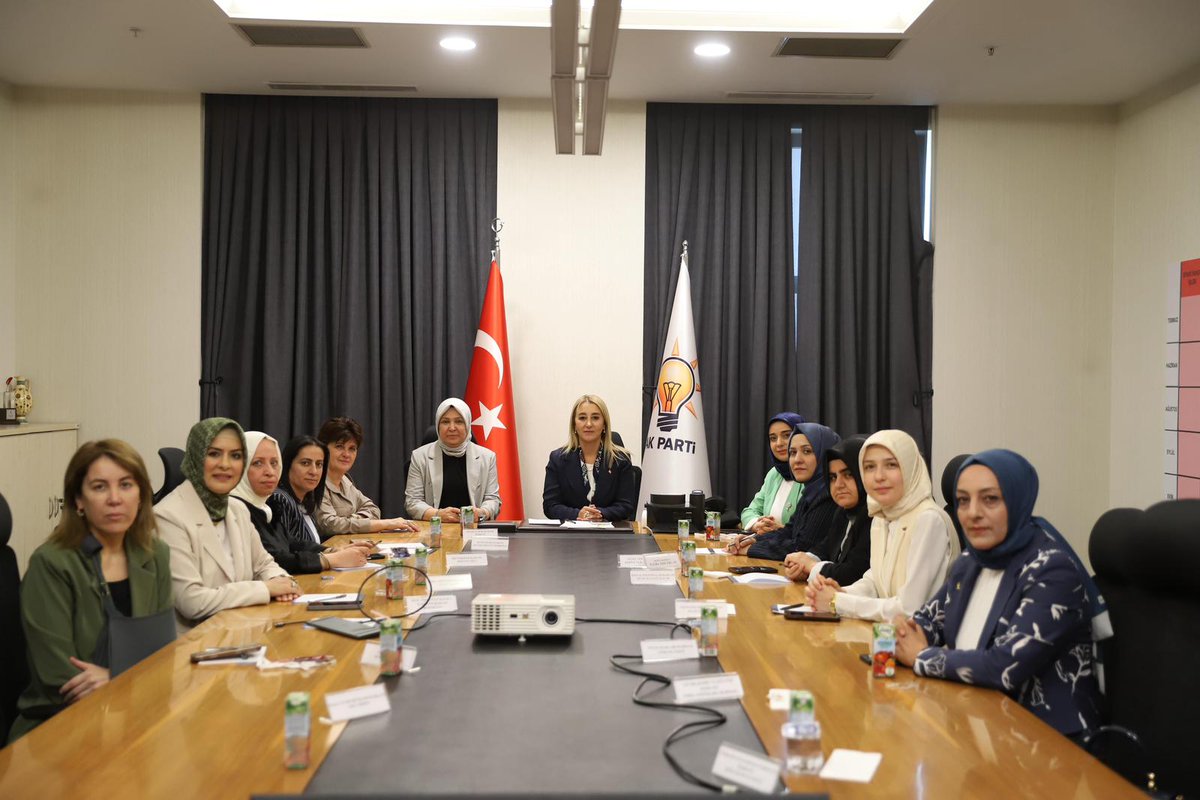 📍AK Parti Kadın Kolları olarak Liderlik Akademisi program.

 İl Kadın Kolları Başkanımız <a href="/ZehraAy0663/">Zehra Ay</a> ,13 ilçe kadın kolları başkanı ve teşkilat başkanımız <a href="/KarHacerkar/">Hacer</a> katılım sağladı.
Eğitim, tecrübe ve vizyonla güçlenen kadınlarımız, siyasette öncü olmaya hazır.
<a href="/RTErdogan/">Recep Tayyip Erdoğan</a>