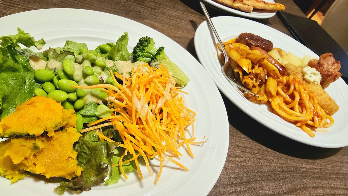 ここしばらく週末の外食を楽しみに生きてる😁
今日はビュッフェ(バイキング？)
ソフトクリームマシンがあるらしいので
後半はひたすら職人になるわ🤩🍦