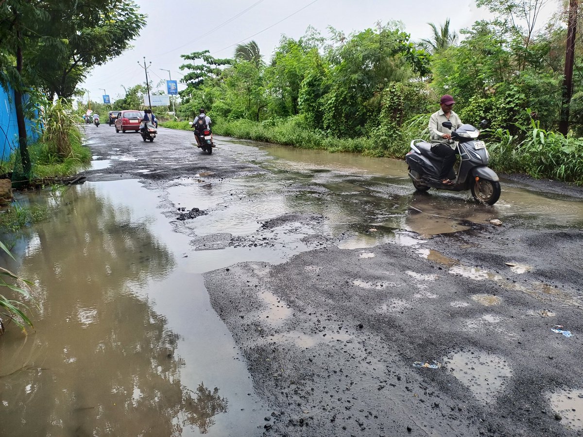 Bose189Seven's tweet photo. @vvcmc_official @BJP4India @mieknathshinde @Aaple_Sarkar @Dev_Fadnavis @snehadubepandit
People drive on this road risking their life. This is the condition of naigaon vasai link road, the whole stretch of road poses threath to life and property. Please repair it urgently. https://t.co/gYH8xXlHcm