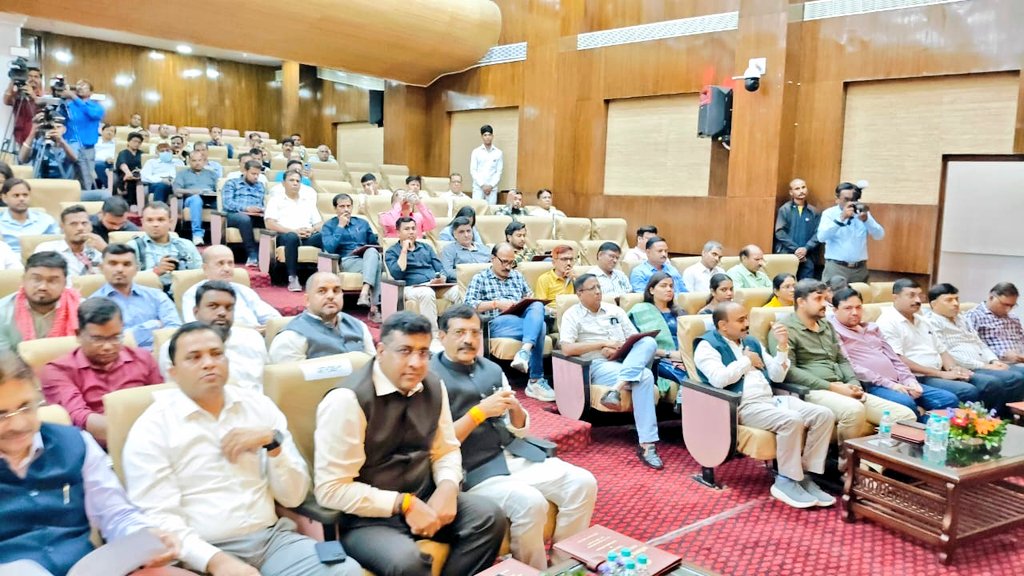 Dr. Charan Das Mahant (@drcharandas) on Twitter photo рдЖрдЬ рдЫрддреНрддреАрд╕рдЧрдврд╝ рд╡рд┐рдзрд╛рдирд╕рднрд╛ рдкрд░рд┐рд╕рд░ рдбреЙ рд╢реНрдпрд╛рдорд╛ рдкреНрд░рд╕рд╛рдж рдореБрдЦрд░реНрдЬреА рдкреНрд░реЗрдХреНрд╖рд╛рдЧреГрд╣ рдореЗрдВ "рд╕рдВрд╕рджреАрдп рд░рд┐рдкреЛрд░реНрдЯрд┐рдВрдЧ рдкрд░ рдХрд╛рд░реНрдпрд╢рд╛рд▓рд╛" рдЖрдпреЛрдЬрди рдХреЗ рдХрд╛рд░реНрдпрдХреНрд░рдо рдореЗрдВ рд╢рд╛рдорд┐рд▓ рд╣реБрдЖред
рдЗрд╕ рдЕрд╡рд╕рд░ рдкрд░ рдкреНрд░рджреЗрд╢ рдХреЗ рдореБрдЦреНрдпрдордВрддреНрд░реА рдордВрддреНрд░реА рд╢реНрд░реА <a href="/vishnudsai/">Vishnu Deo Sai</a> рдЬреА, рд╡рд┐рдзрд╛рдирд╕рднрд╛ рдЕрдзреНрдпрдХреНрд╖ рд╢реНрд░реА <a href="/drramansingh/">Dr Raman Singh</a> рдЬреА, рд╕рдВрд╕рджреАрдп рдХрд╛рд░реНрдп рдордВрддреНрд░реА <a href="/KedarKashyapBJP/">Kedar Kashyap</a> рдЬреА рдЖрдЬ рдЫрддреНрддреАрд╕рдЧрдврд╝ рд╡рд┐рдзрд╛рдирд╕рднрд╛ рдкрд░рд┐рд╕рд░ рдбреЙ рд╢реНрдпрд╛рдорд╛ рдкреНрд░рд╕рд╛рдж рдореБрдЦрд░реНрдЬреА рдкреНрд░реЗрдХреНрд╖рд╛рдЧреГрд╣ рдореЗрдВ "рд╕рдВрд╕рджреАрдп рд░рд┐рдкреЛрд░реНрдЯрд┐рдВрдЧ рдкрд░ рдХрд╛рд░реНрдпрд╢рд╛рд▓рд╛" рдЖрдпреЛрдЬрди рдХреЗ рдХрд╛рд░реНрдпрдХреНрд░рдо рдореЗрдВ рд╢рд╛рдорд┐рд▓ рд╣реБрдЖред
рдЗрд╕ рдЕрд╡рд╕рд░ рдкрд░ рдкреНрд░рджреЗрд╢ рдХреЗ рдореБрдЦреНрдпрдордВрддреНрд░реА рдордВрддреНрд░реА рд╢реНрд░реА <a href="/vishnudsai/">Vishnu Deo Sai</a> рдЬреА, рд╡рд┐рдзрд╛рдирд╕рднрд╛ рдЕрдзреНрдпрдХреНрд╖ рд╢реНрд░реА <a href="/drramansingh/">Dr Raman Singh</a> рдЬреА, рд╕рдВрд╕рджреАрдп рдХрд╛рд░реНрдп рдордВрддреНрд░реА <a href="/KedarKashyapBJP/">Kedar Kashyap</a> рдЬреА