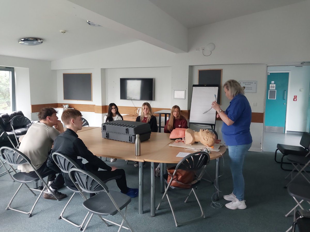 dr_angharad's tweet photo. Mae Ysgol Haf @meddygolbangor wedi cychwyn @glan_llyn !
@medicalbangor Summer School is in full swing!
Dyma'r grwpiau bach/small group work:
@EinirMowll - Airway management/y llwybr anadlu https://t.co/RdSd6ykUcc