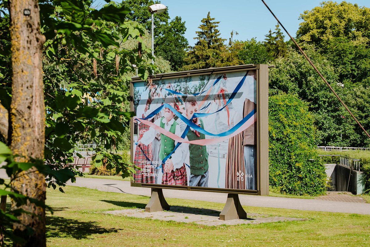 Priecājos redzēt, kā Rīga no šodienas piepildās ar balsīm, dejām un emocijām, un sveicu visus ar XIII Latvijas Skolu jaunatnes dziesmu un deju svētku sākumu!

Dalībnieku drošība un labsajūta ir gan mana, gan organizatoru prioritāte, šogad īpaši domāts par ēdināšanu, ūdens pauzēm