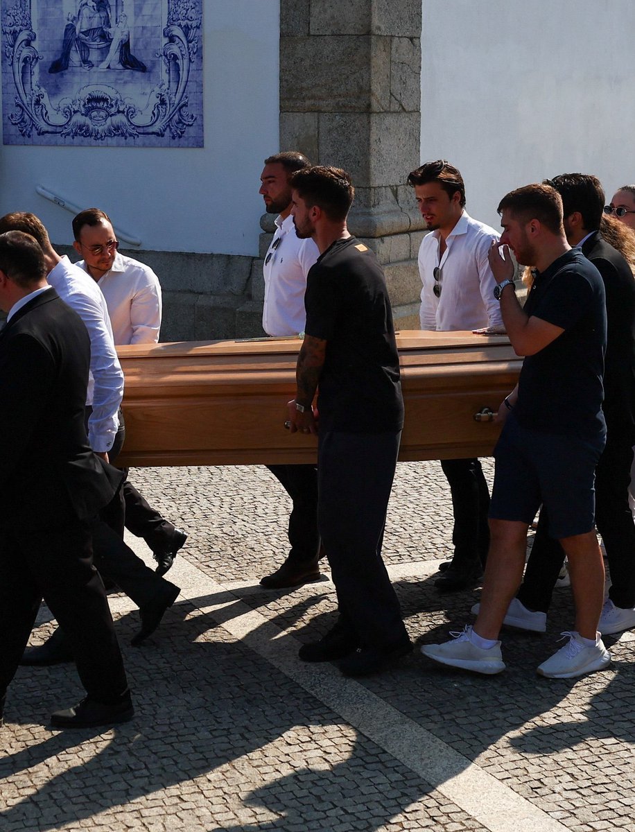A friend like Ruben neves 
He played a football game last 10hrs now he is in Portugal 🇵🇹 carrying his friend corpse into the service 

Rest in peace Diogo #DiogoJota