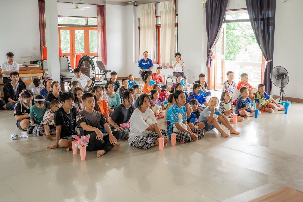 AtsachaiC's tweet image. ผมได้มีโอกาสพูดถึงที่มาที่ไปของงาน (จะขอแปะคลิปในเทรด) นี่คือบางส่วนที่ได้พูดคุยกับน้องๆครับ  “กิจกรรมในวันนี้เกิดขึ้นจากความขอบคุณที่ทางเรา โตโยต้านครพิงค์ มอบให้กลุ่มแฟนคลับ #PIECES ของวง #PERSES ในกิจกรรมที่ผ่านมา ผมเลยอยากส่งต่อความอบอุ่นนี้ผ่านกิจกรรมดีๆในวันนี้ครับ” (ต่อ)