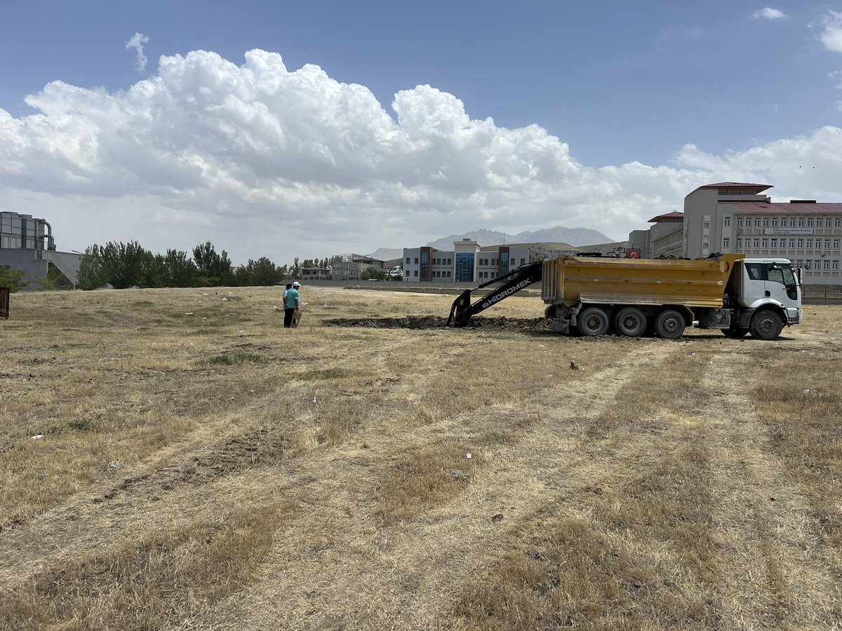 Van sağlığında büyük bir gelişimin habercisi olan Van Şehir Hastanesi projesinin inşaat çalışanları bugün itibariyle başladı. Van ve çevre illere hizmet  edecek Bu büyük yatırımın Van iline kazandırılmasında emeği geçen başta Cumhurbaşkanımız Sn. <a href="/RTErdogan/">Recep Tayyip Erdoğan</a> , Sağlık Bakanımız Sn.
