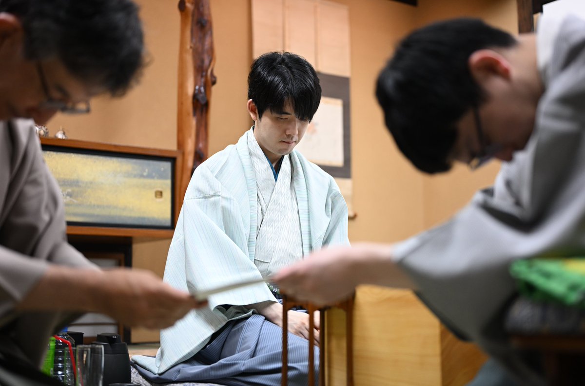 chunichishogi's tweet photo. #王位戦第1局 指し直し局は永瀬九段が46手目を封じ、1日目の対局を終えました。
立会人の佐藤康光九段に封じ手用紙が手渡されました。
2日目は明日午前9時から指し継がれます。 https://t.co/NsdjlIXQH7