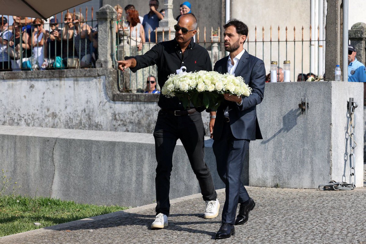 Bernardo silva pays his last respect to his friend and national team mate 

#DiogoJota