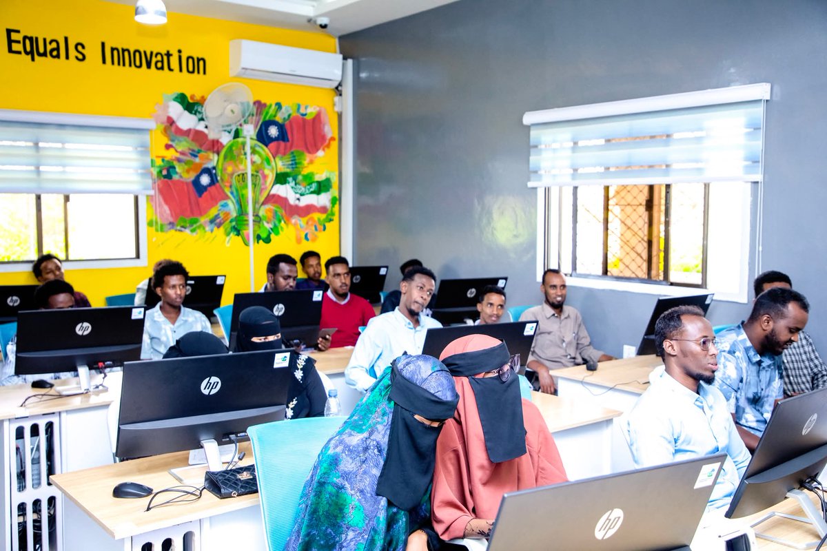 SomalilandZ's tweet photo. A digital marketing training has been organised by the #SIZ  for a group of youth from across the country

The goal is to equip young people with the skills to effectively market their entrepreneurial innovations whether still ideas or already established.

#MICT
#SIZ
#TaiwanICDF https://t.co/63GN5rS6ki