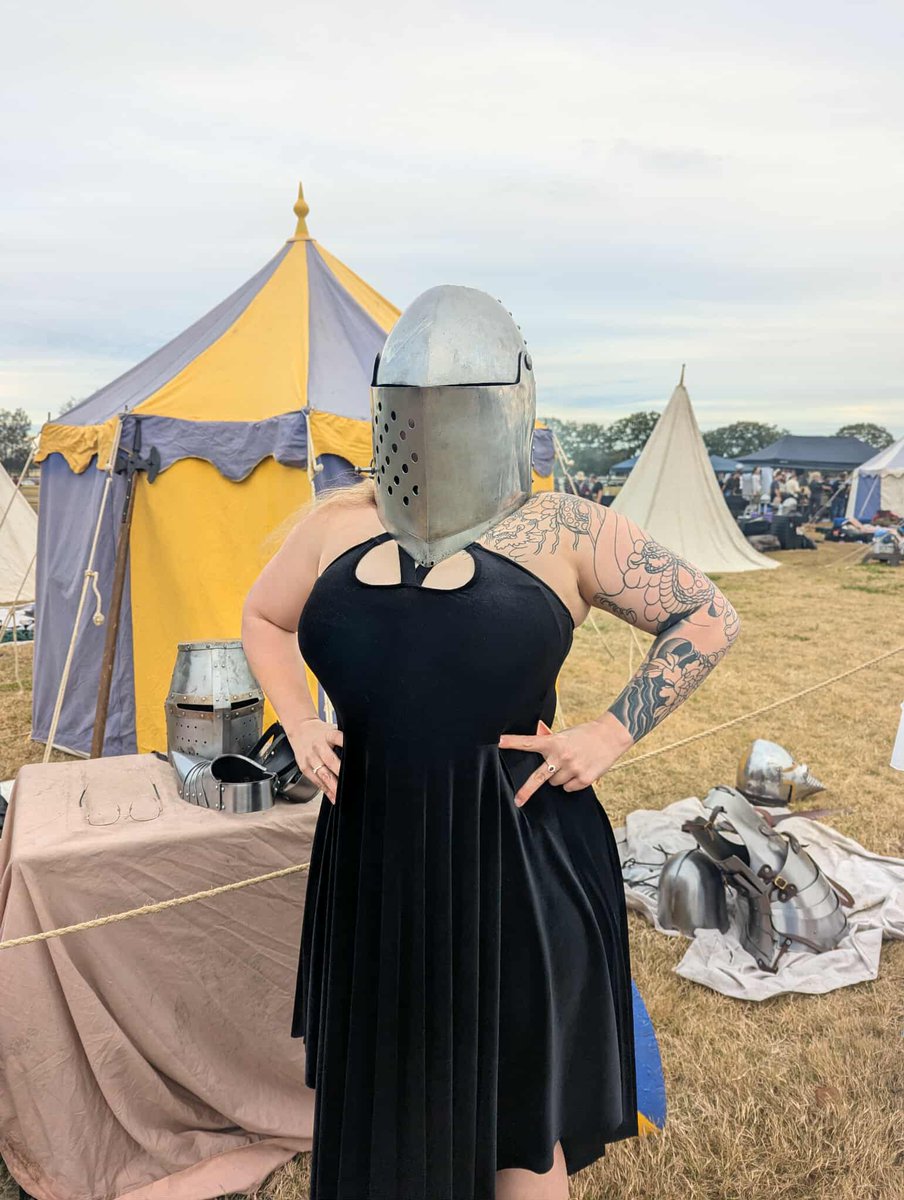 TrashCooks's tweet photo. Ya girl attended her first medieval festival! Winterfest was a lot of fun! https://t.co/6qnH5xbwql