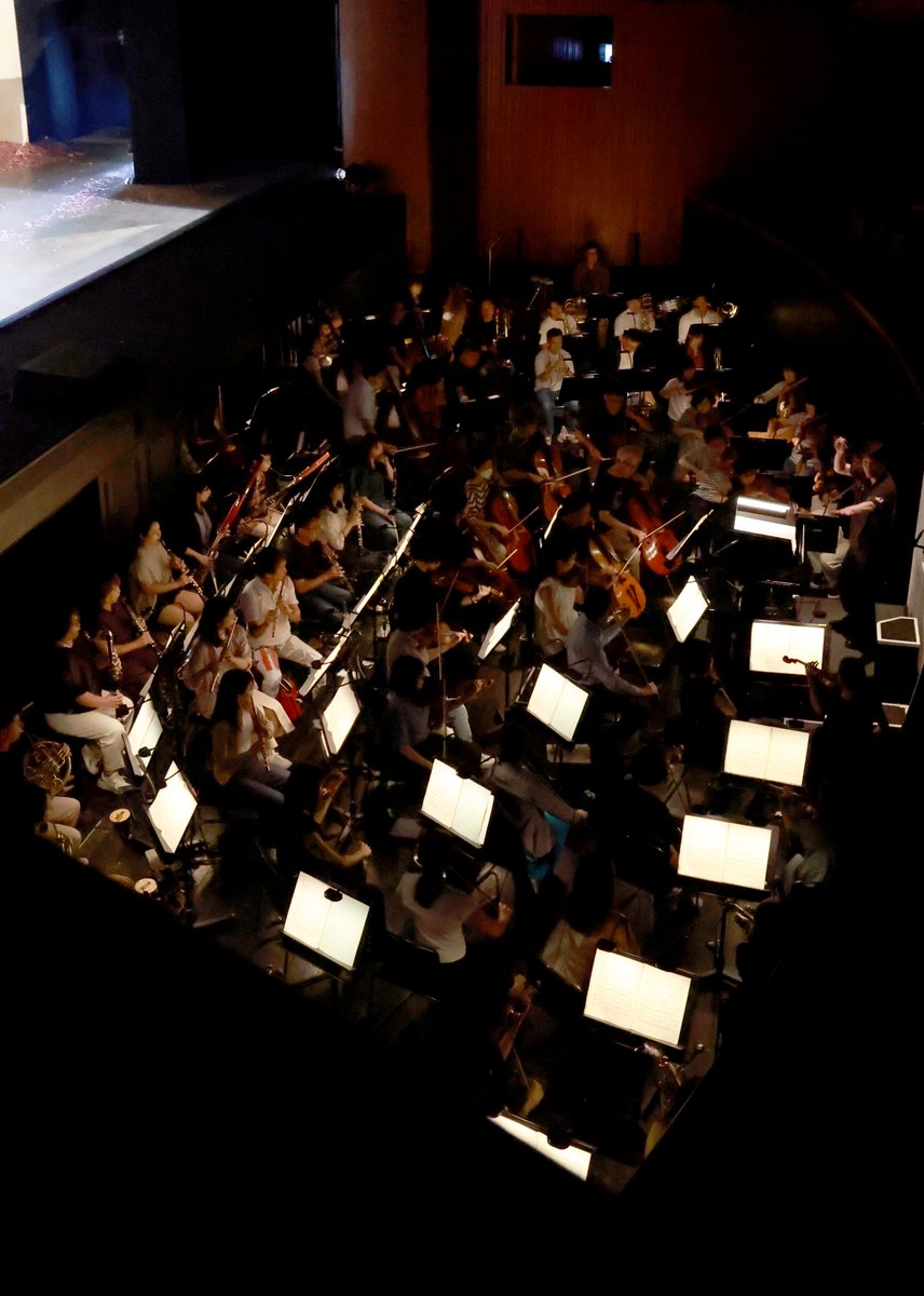 高校生のためのオペラ鑑賞教室『蝶々夫人』も、東京フィルハーモニー交響楽団との舞台稽古を終え、すべてのリハーサルが完了しました。あとは高校生の皆さんのご来場を待つばかりです！指揮は新国立劇場音楽ヘッドコーチの城谷正博。公演は週明けから。皆様のご来場をお待ちしております🎵🎵