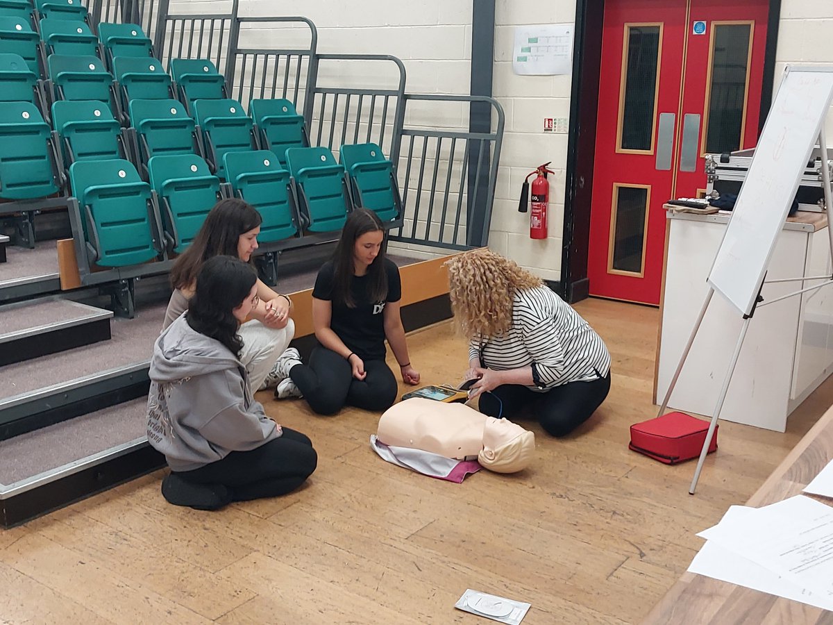 dr_angharad's tweet photo. @OliverTurnbul15 Dr Jacqui O'Keeffe sgiliau achub bywyd / Basic Life Support https://t.co/t5KvPqfvtx