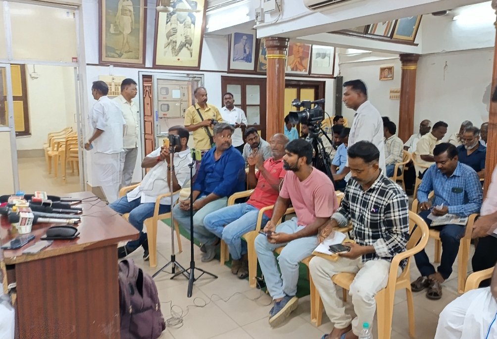 Smt <a href="/dollysharmaINC/">Dolly Sharma</a>  #AICCMedia incharge had #presser today @ PCCHeadquarters, #Pondicherry covering NRCong+BJP govt's 10 major failures including: Unemployment issues; Women Safety; Land Grabbing including Temple Land; Statehood; letting down Farmers, And their failed promises!