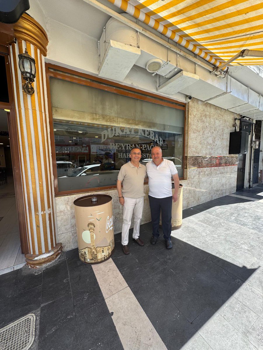 Bu sabah rüzgar beni Karşıyaka Mahallesi'nde götürdü...

Meşhur Harun Usta'nın işlettiği Dukat Beyran Paça Kebap'a çat kapı misafir oldum. 

Dükkandan içeri girer girmez Harun Usta ve Torunu Enes beni tanıdı. 

Gaziantep'in yemek kültürünü ve dünya çapında elde ettiği başarıları