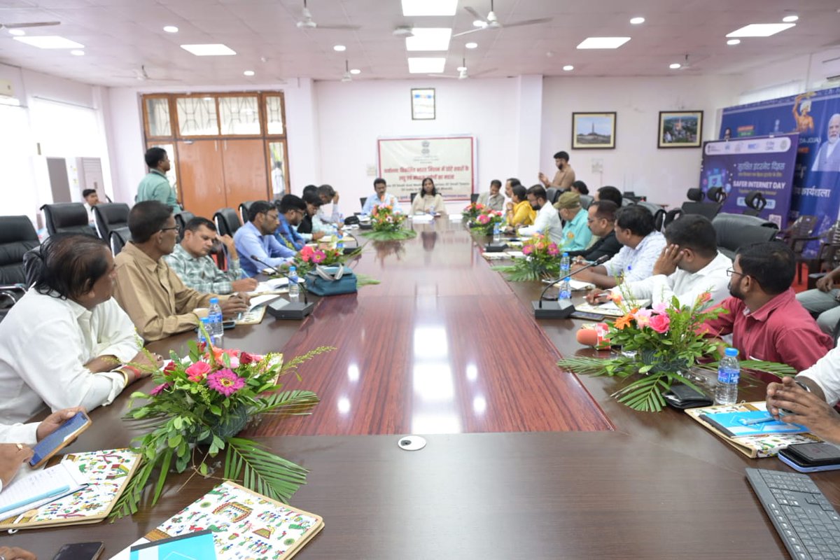 आज 5 जुलाई 2025 को खूंटी  में पत्र सूचना कार्यालय रांची द्वारा *वार्तालाप* कार्यक्रम का आयोजन किया गया जिसका विषय "विकसित भारत के संदर्भ में छोटे जिलों के सूक्ष्म एवं लघु उद्योगों के महत्व " था। 
#Vartalap #Khunti #PIB <a href="/MSDESkillIndia/">Skill India</a> <a href="/minmsme/">Ministry of MSME</a>