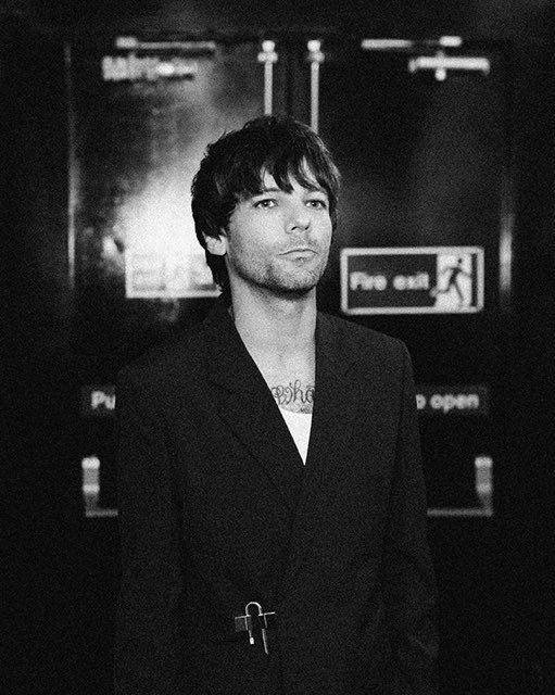 WhyLarryIsReal's tweet photo. he looks so fine https://t.co/61GgJck6fW