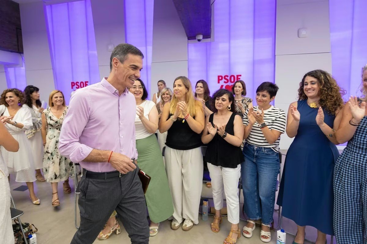 Cómo se parecen estás imágenes. De verdad alguien cree que es feminismo?