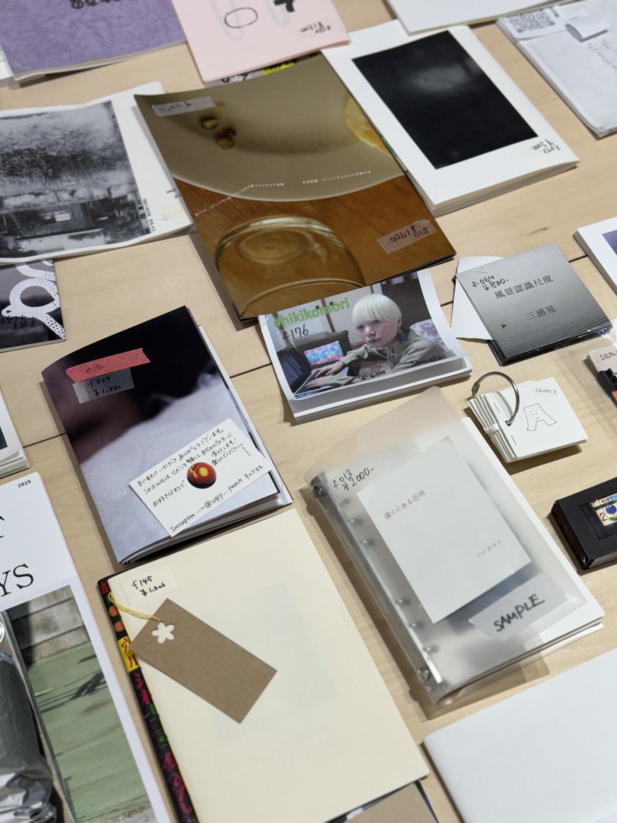 iack_studio's tweet photo. @flotsambooks ジンツアー初日、オープンから人が絶えず多くの方にお越しいただきました。最終日の日曜日は、11時から18時までの営業です。明日もお待ちしております📚 https://t.co/Yowf9pmVyy