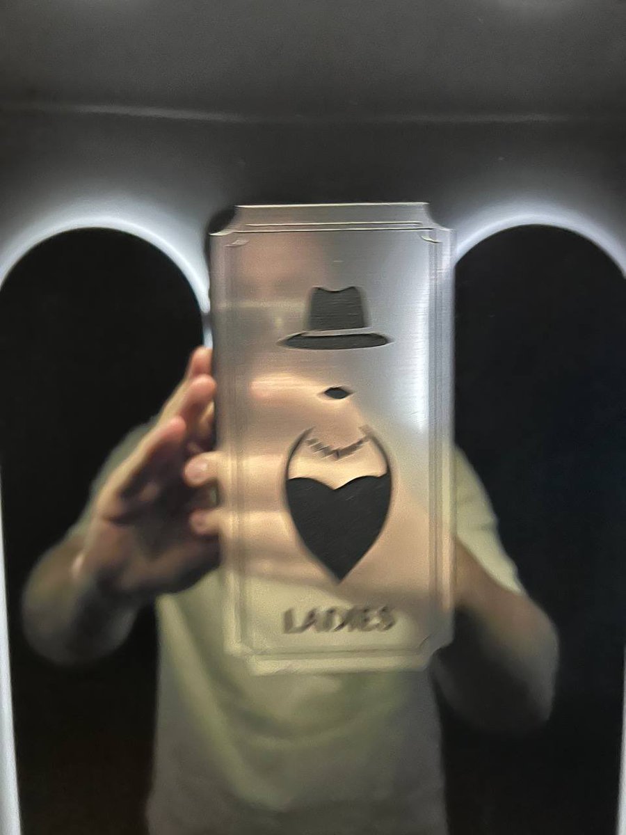 logunoff's tweet image. Для дизайнеров туалетных табличек в аду точно должен быть отдельный котел. Вчера снова попал в неловкую ситуацию.

Ну здесь же явно шляпа, усы и борода?