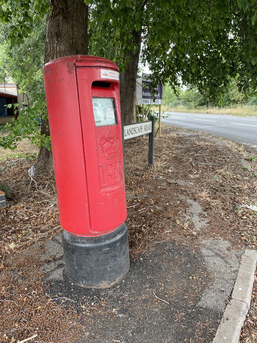 OxyJem's tweet photo. Good morning fellow #PostboxSaturday people! Here is a rather officious looking postbox in Weston-on-the-Green, Oxfordshire. Near to the wonderful antiques centre @oldflighthouse - they also do amazing lunches!! @letterappsoc https://t.co/b2DqcBFZm3