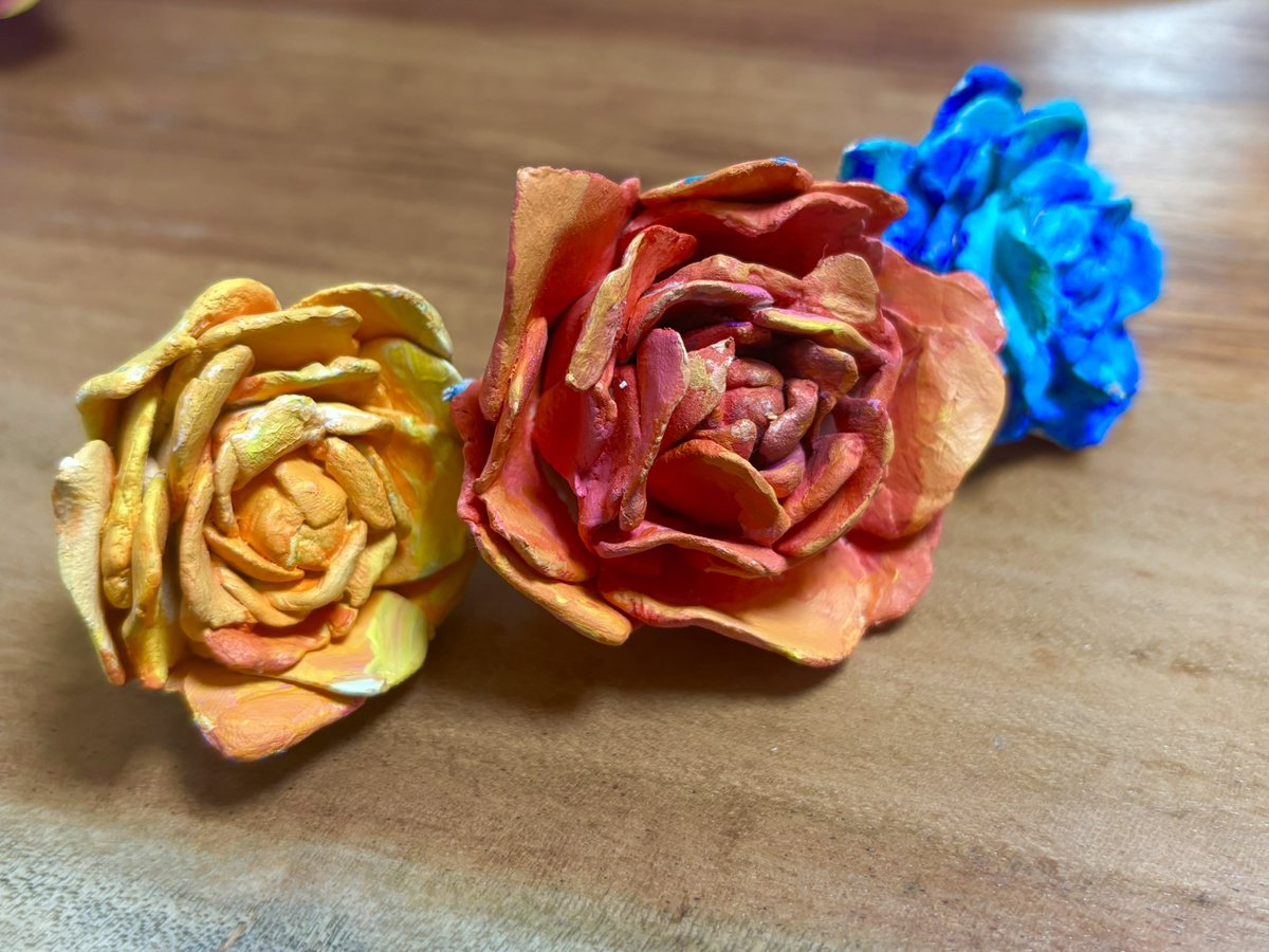Hiljeee's tweet photo. 紙粘土で薔薇作った🥀 https://t.co/4vsU4dGEY1