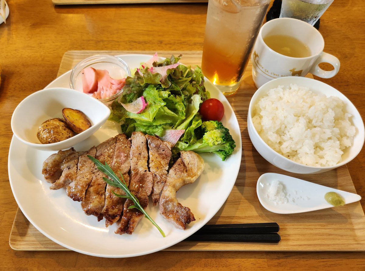 o3cdomone's tweet photo. 新潟市北区島見町
ガーデンカフェかものはし
豚のステーキランチ

住宅地にひっそりと営業してる雰囲気の良いランチカフェ☕
自身の畜産豚「タケポーク(甘豚)」を使用したポークステーキです🐷めちゃくちゃ柔らかくてびっくり！😲
大満足のランチでした😊

Googleリンク先↓
 https://t.co/SeUKI00A8K https://t.co/98bngTjXTl