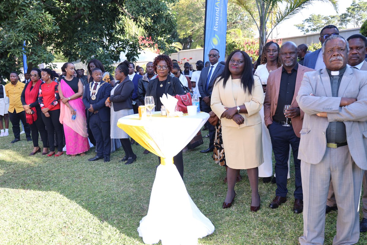 🇿🇼🇷🇼🇿🇼🇷🇼🇿🇼🇷🇼🇿🇼🇷🇼
This Friday, Hon. Prof. dr. Amon Murwira joined the Embassy of Rwanda in Zimbabwe in celebration of #Rwanda's 31st Anniversary of her Liberation, a time to honour the courageous men and women who put an end to the 1994 Genocide against the Tutsi and liberated