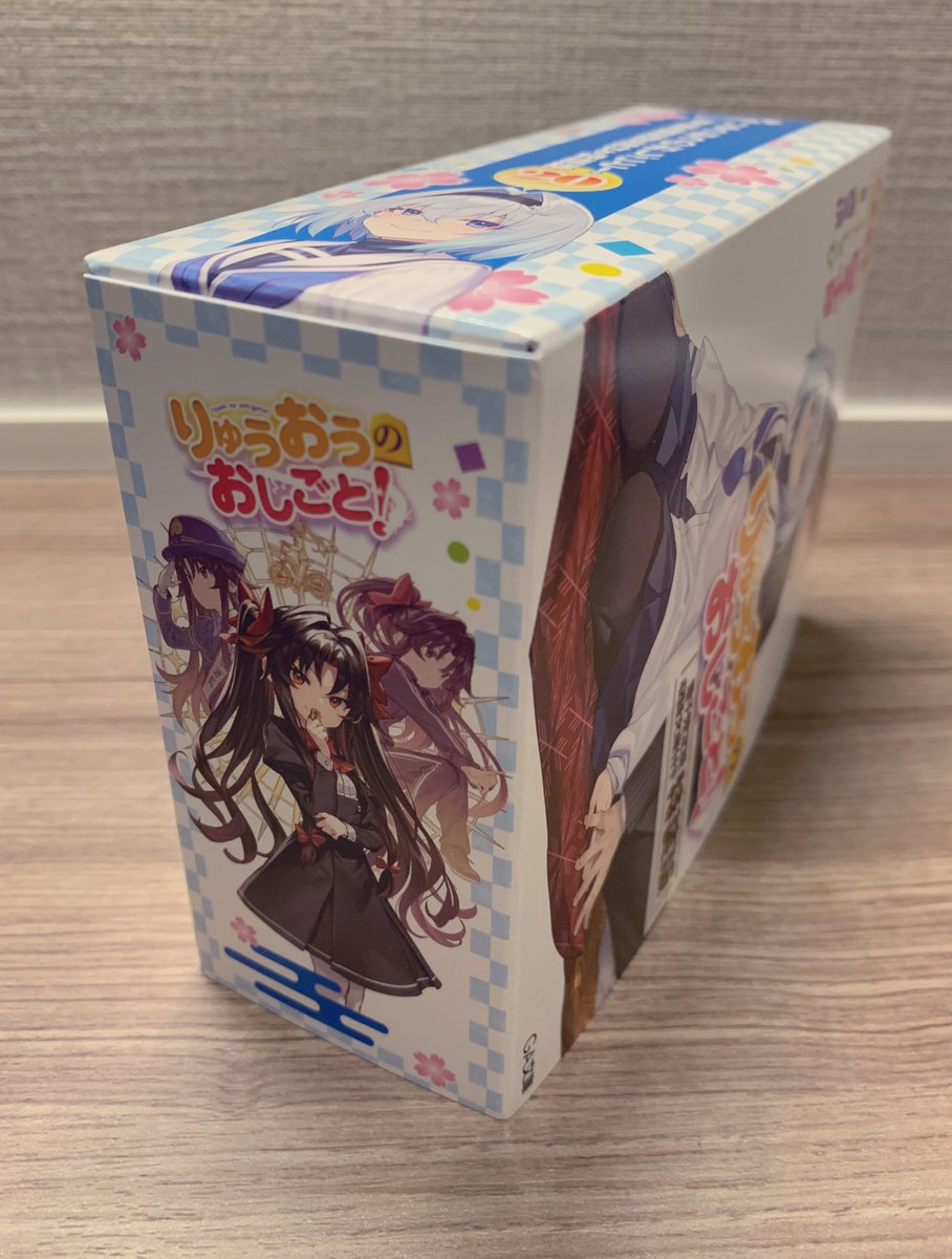 『りゅうおうのおしごと！』20巻の特装版見本が届きました！

箱に2冊入って1150ページ。辞書かな？

箱のデザインも素晴らしい。天ちゃんもいるぞ！

Amazonをはじめ多くの通販サイトで品切れしてて申し訳ないです…
メロンブックスさんの通販はまだ定価で買えるはず…！

melonbooks.co.jp/products/detai…